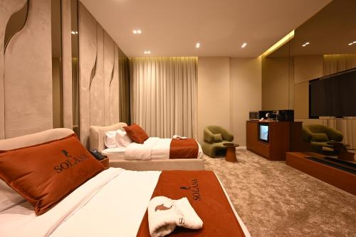 solana sky pool boutique hotel