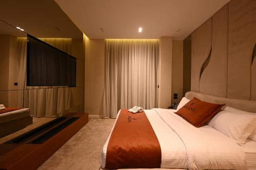 solana sky pool boutique hotel