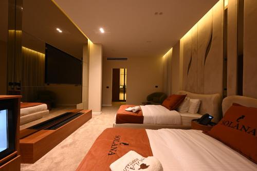 solana sky pool boutique hotel