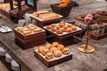 crystal hotel qingdao taidong st