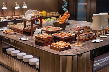 crystal hotel qingdao taidong st