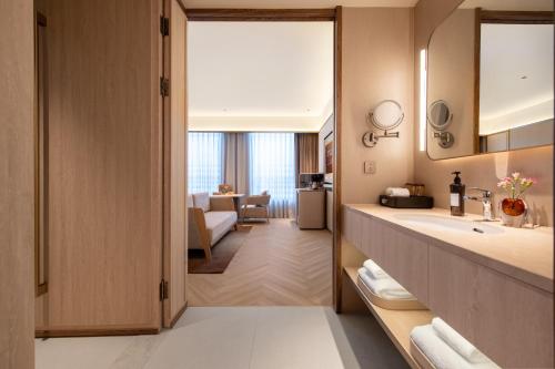 crystal hotel weihai happiness gate
