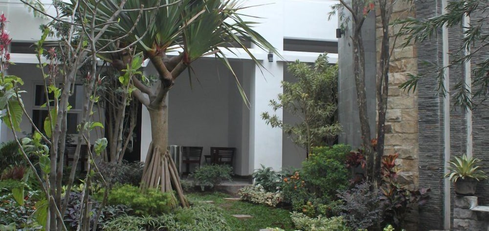 tlogomas guest house