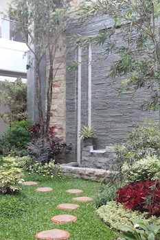 tlogomas guest house