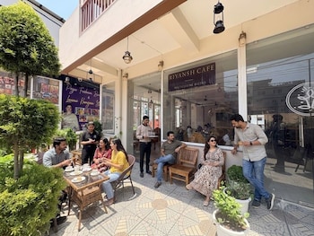 hotel riyansh and cafe