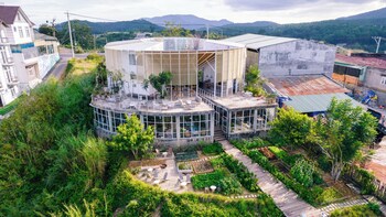 the loop boutique hotel and cafe