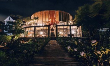 the loop boutique hotel and cafe