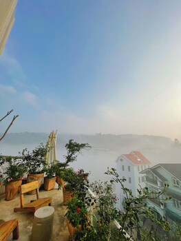 the loop boutique hotel and cafe