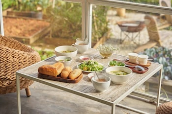 the loop boutique hotel and cafe