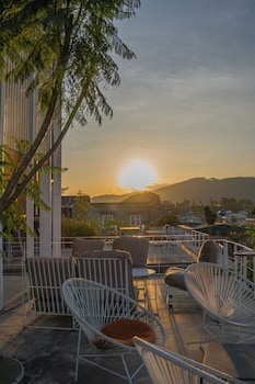 the loop boutique hotel and cafe