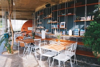 the loop boutique hotel and cafe