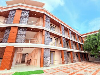 puri hotel shri sudama on seven hills rd