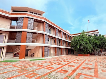 puri hotel shri sudama on seven hills rd