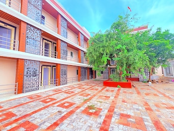 puri hotel shri sudama on seven hills rd