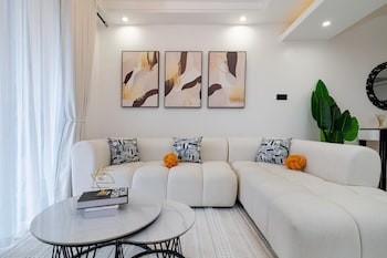 Urban Oasis View Palace Apartment- 3 Bed,,4 star