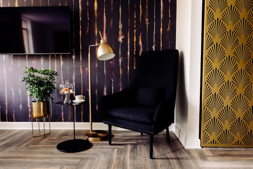hotel deco omaha tapestry collection by hilton