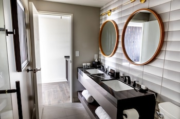 Hotel Deco Omaha, Tapestry Collection By Hilton,,5 star