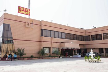 hotel vasant gajraula