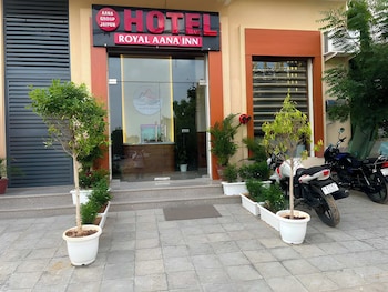 hotel royal aana inn