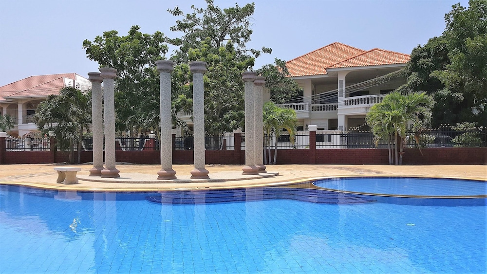 yailand luxury pool villa pattaya walking street