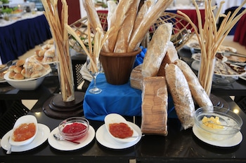 catamaran beach hotel