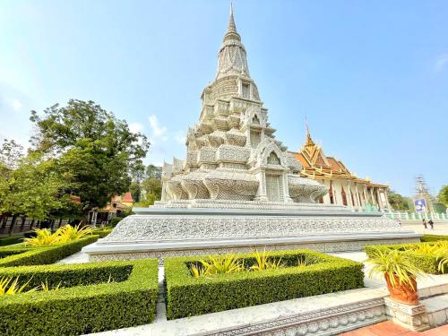 sky hotel central phnom penh rooms and apartments