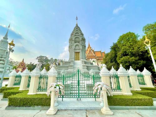 sky hotel central phnom penh rooms and apartments