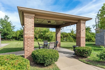 Birch Hill Suites Clarksville-Louisville North,,2 star