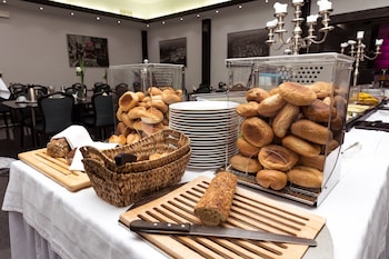 hotel ruhen 24 hour check in free parking guest kitchen