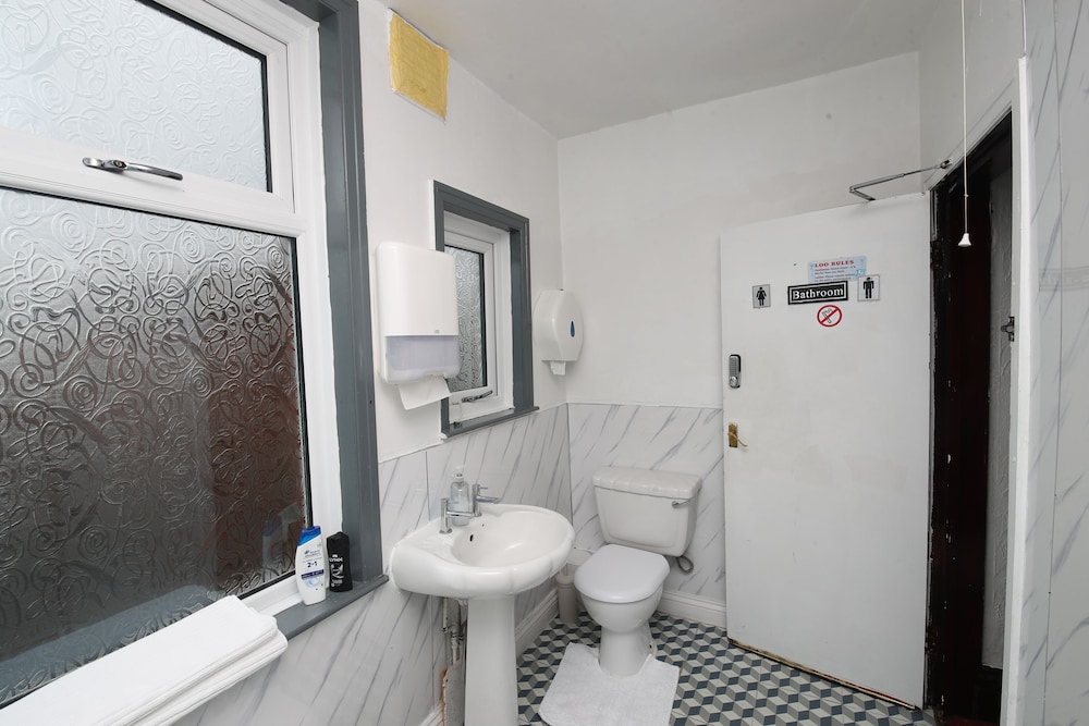 woodville lodge leeds free parking direct bus to city centre