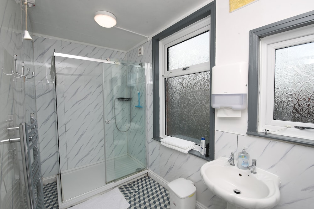 woodville lodge leeds free parking direct bus to city centre