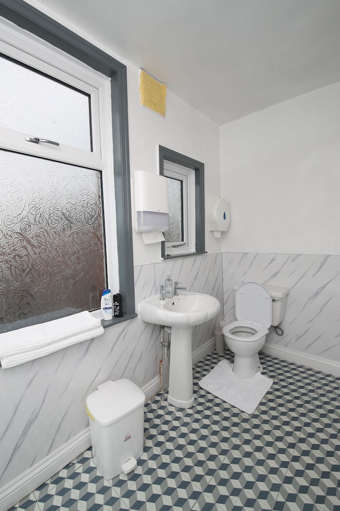 woodville lodge leeds free parking direct bus to city centre