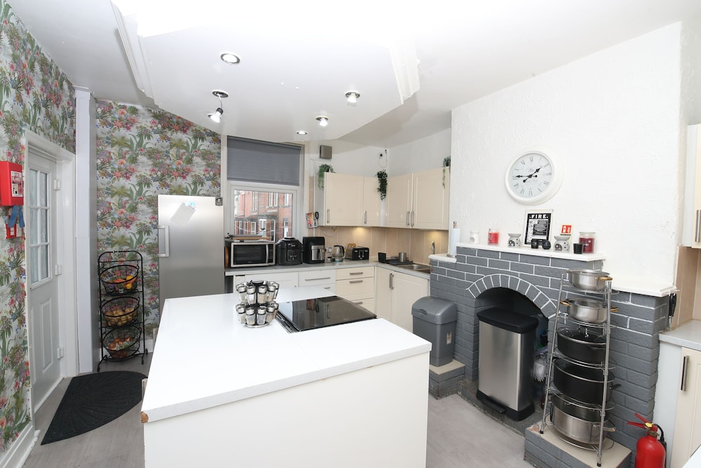 woodville lodge leeds free parking direct bus to city centre