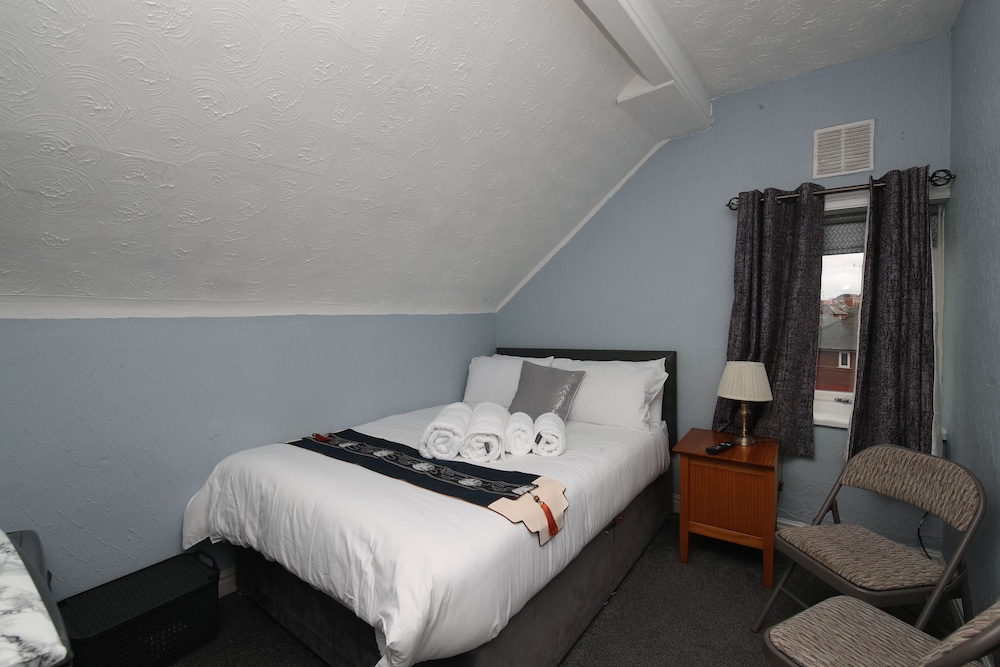 woodville lodge leeds free parking direct bus to city centre