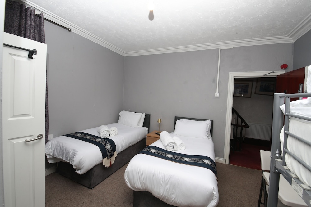woodville lodge leeds free parking direct bus to city centre