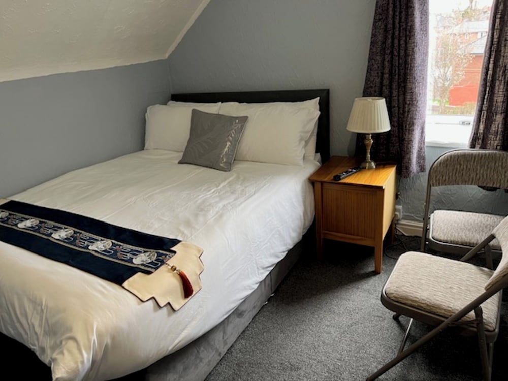 woodville lodge leeds free parking direct bus to city centre