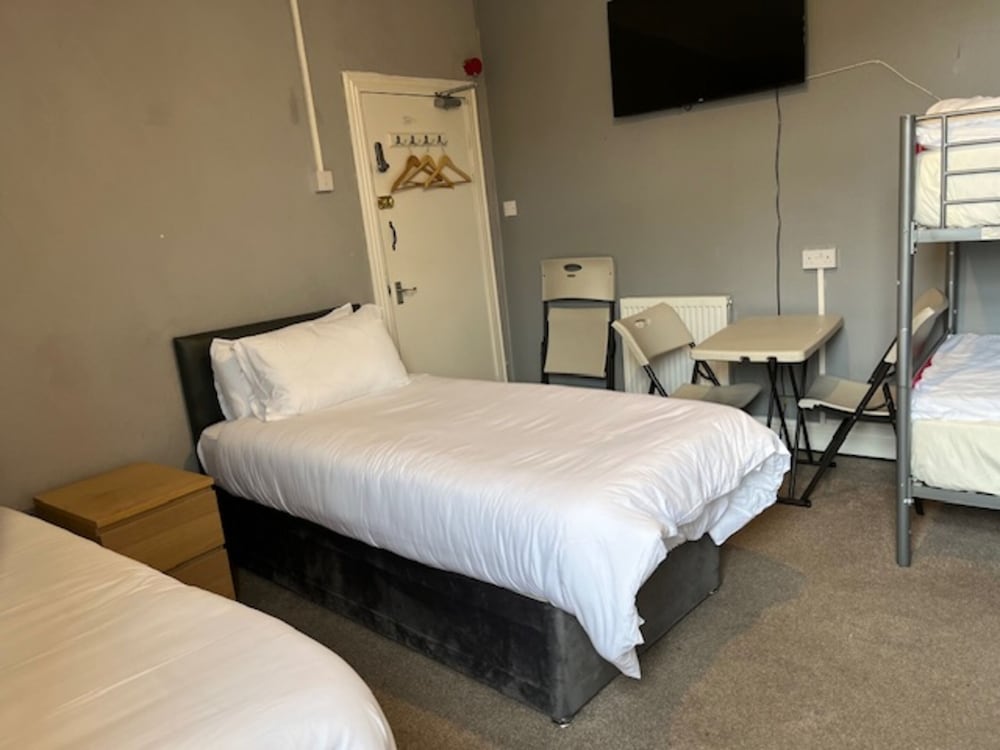 woodville lodge leeds free parking direct bus to city centre