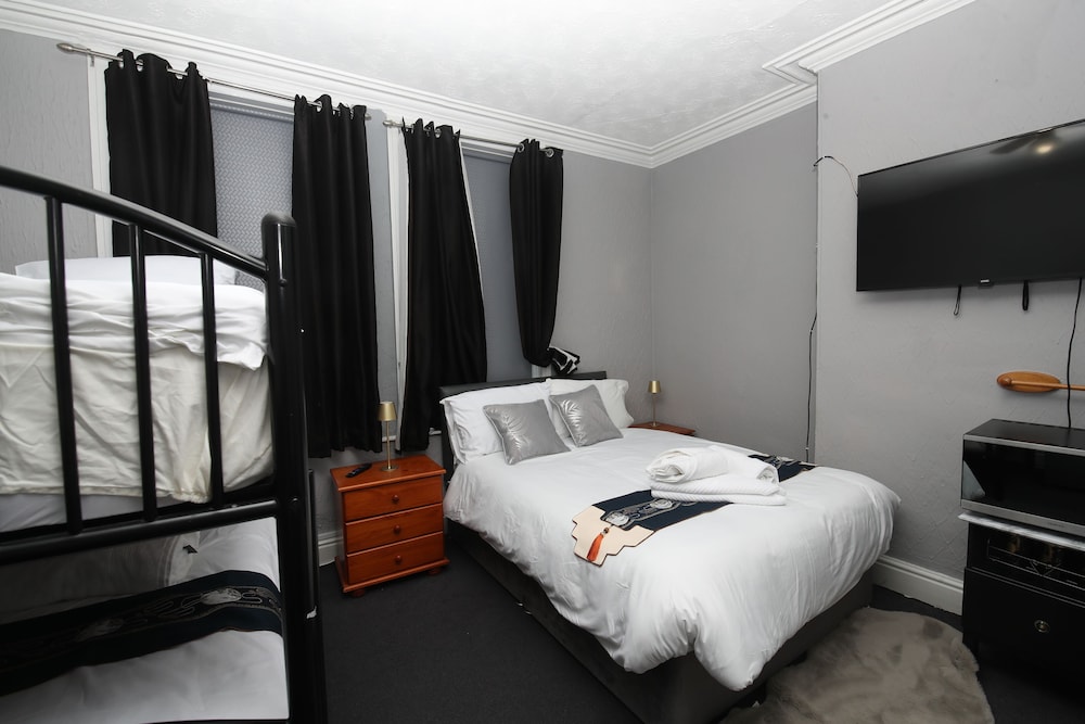 woodville lodge leeds free parking direct bus to city centre