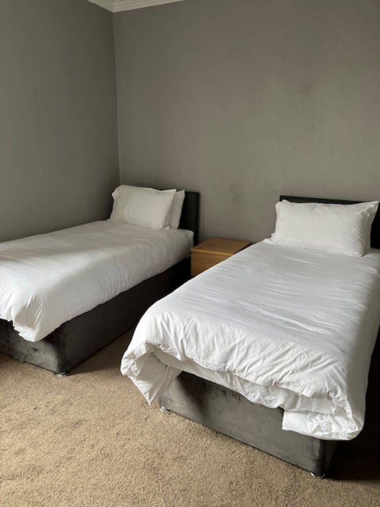 woodville lodge leeds free parking direct bus to city centre