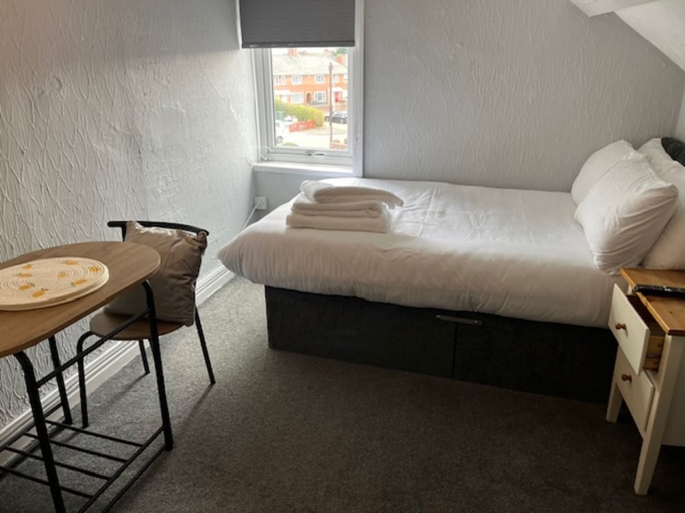 woodville lodge leeds free parking direct bus to city centre