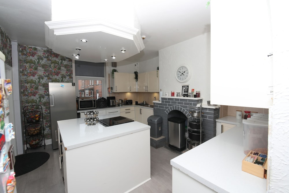 woodville lodge leeds free parking direct bus to city centre
