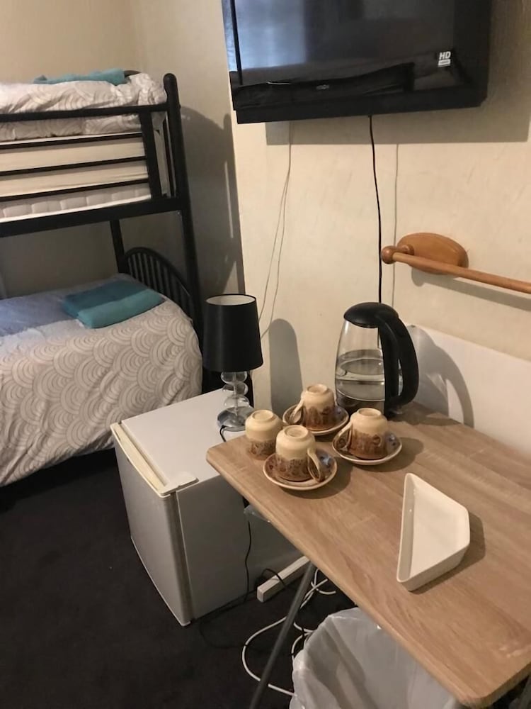 woodville lodge leeds free parking direct bus to city centre