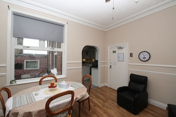 Woodville Lodge Leeds Free Parking Direct Bus To City Centre,,3 star