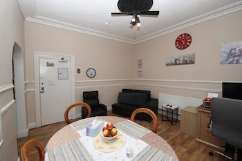 Woodville Lodge Leeds Free Parking Direct Bus To City Centre,,3 star