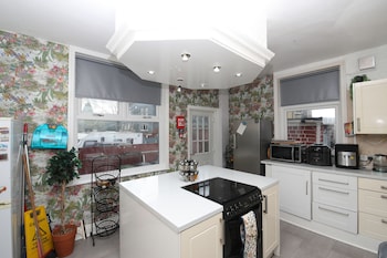 Woodville Lodge Leeds Free Parking Direct Bus To City Centre,,3 star