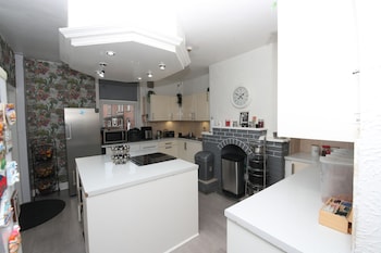 woodville lodge leeds free parking direct bus to city centre