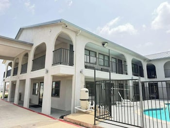 delux inn mesquite near i 30 dallas