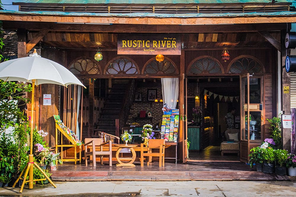 rustic river boutique