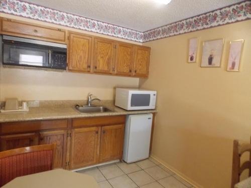 freer executive inn and studios