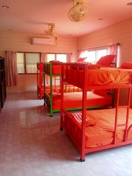 lotus hostel beach koh tao